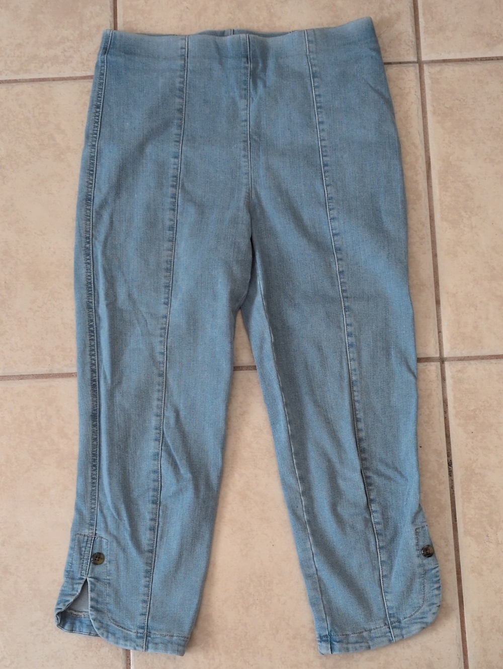 INTRO Love the Fit Light Wash Denim Capri Jeggings Size 6